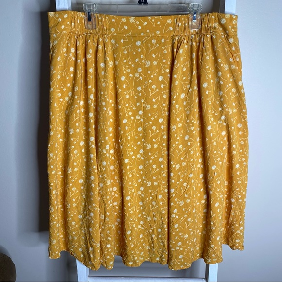Torrid Mustard Yellow Floral Challis Button Midi Skirt. Size 2. - Picture 3 of 10